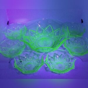 Vtg. Hazel Atlas Uranium Glass Diamond‎ Arches Fruit Bowl With 6 Berry Bowls